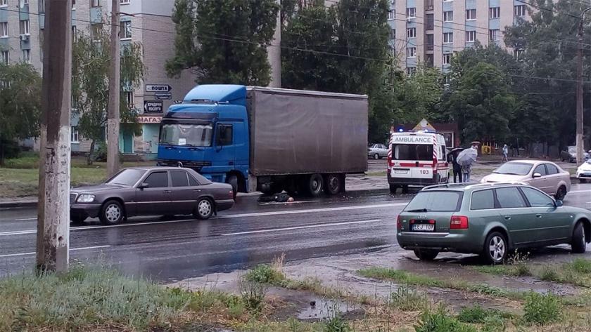 На Салтовке фура сбила пешехода. Фото: facebook.com/LiveKharkov/