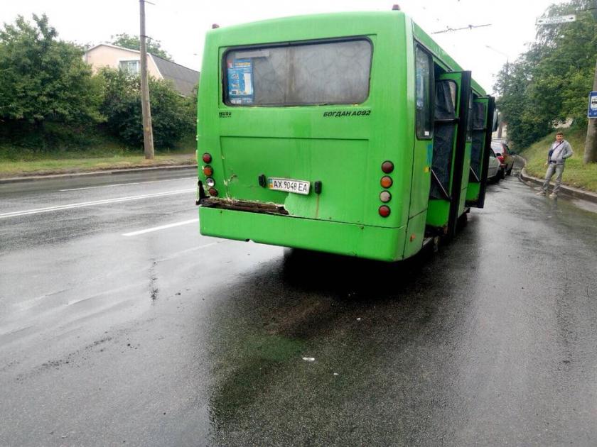 В Харькове грузовик врезался в маршрутку с пассажирами. Фото: Юрий Сидоренко / facebook.com