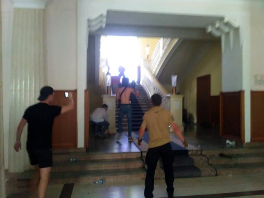 Беспорядки в горсовете. Фото KHARKIV Today.