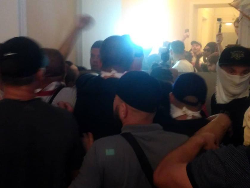 Беспорядки в горсовете. Фото KHARKIV Today.