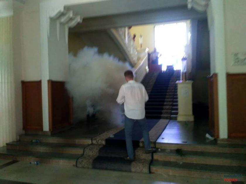 Газ распылили в горсовете. Фото: KHARKIV Today