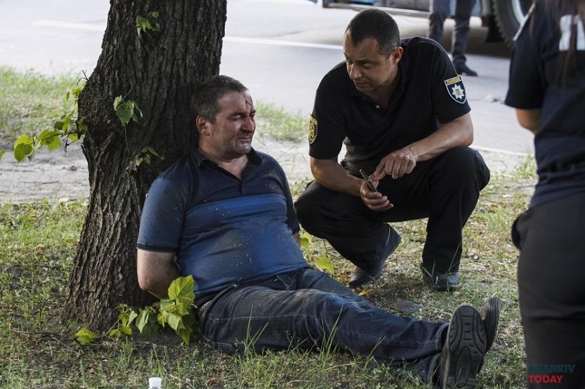 Пьяный харьковчанин угнал маршрутку. Фото: Константин Чегринский/ KHARKIV TodayПьяный харьковчанин угнал маршрутку. Фото: Константин Чегринский/ KHARKIV Today