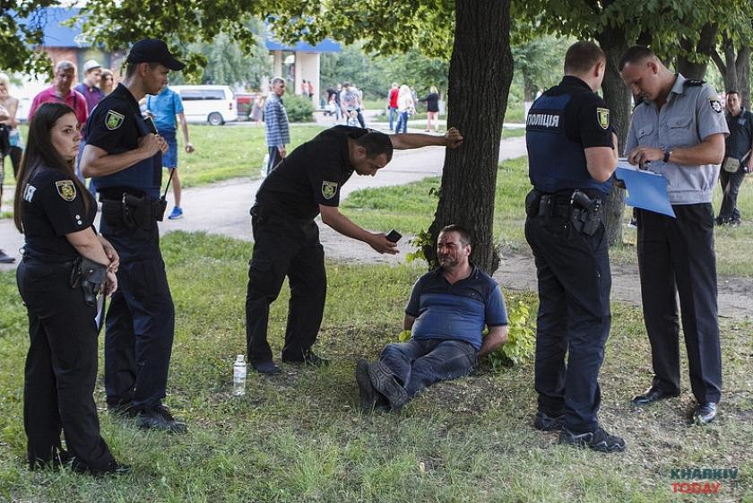 Пьяный харьковчанин угнал маршрутку. Фото: Константин Чегринский/ KHARKIV Today