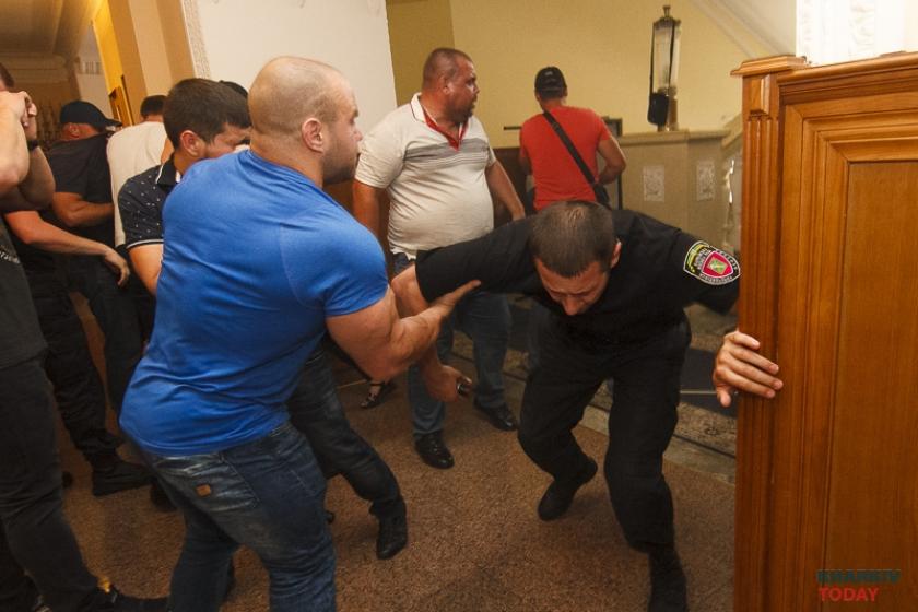 Беспорядки в горсовете 20 июня. Фото: KHARKIV Today
