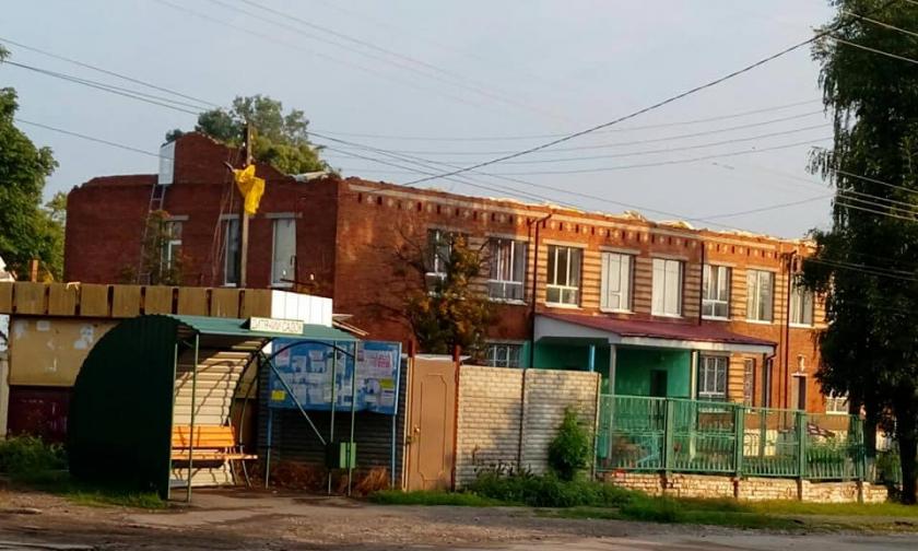 В школе в Люботине ветром сдуло крышу. Фото: facebook.com