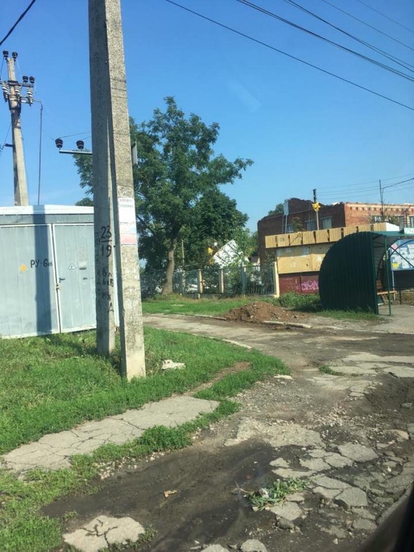 В школе в Люботине ветром сдуло крышу. Фото: facebook.com