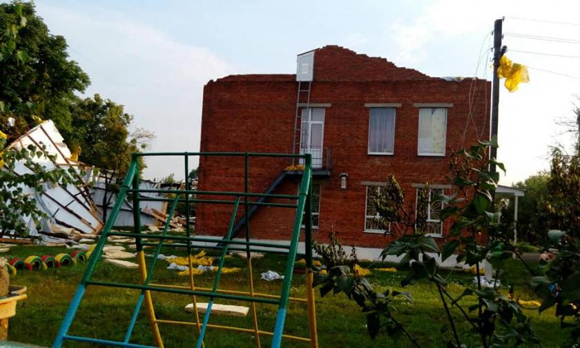 В школе в Люботине ветром сдуло крышу. Фото: facebook.com