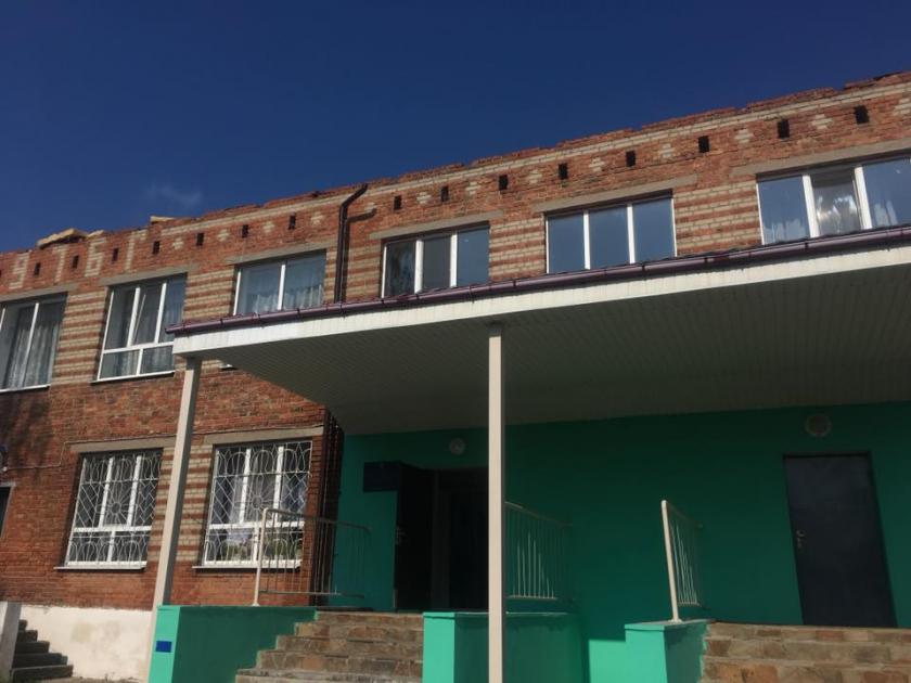 В школе в Люботине ветром сдуло крышу. Фото: facebook.com