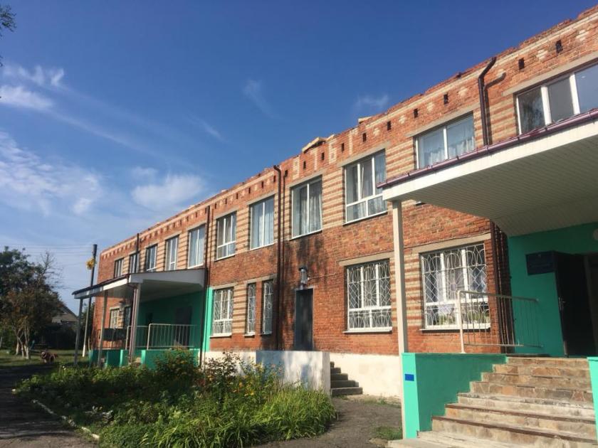 В школе в Люботине ветром сдуло крышу. Фото: facebook.com