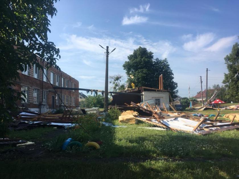 В школе в Люботине ветром сдуло крышу. Фото: facebook.com