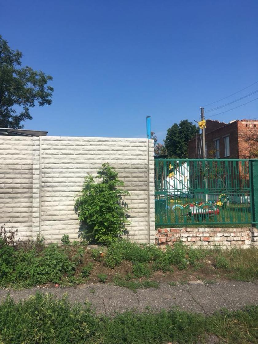 В школе в Люботине ветром сдуло крышу. Фото: facebook.com