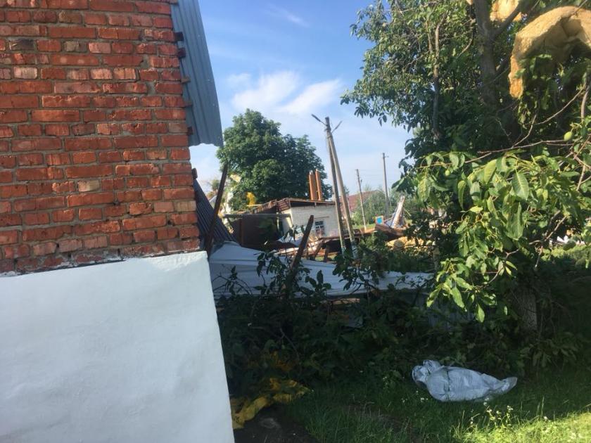 В школе в Люботине ветром сдуло крышу. Фото: facebook.com