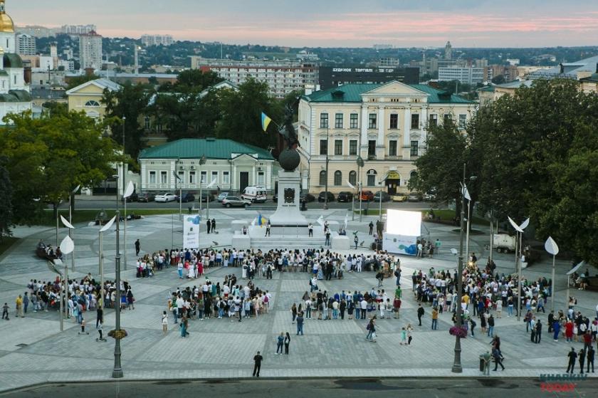 Учителя со всей Украины установили национальный рекорд в Харькове. Фото: Кjнстантин Чегринский / KHARKIV Today