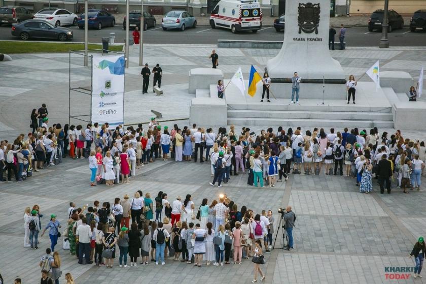 Учителя со всей Украины установили национальный рекорд в Харькове. Фото: Кjнстантин Чегринский / KHARKIV Today