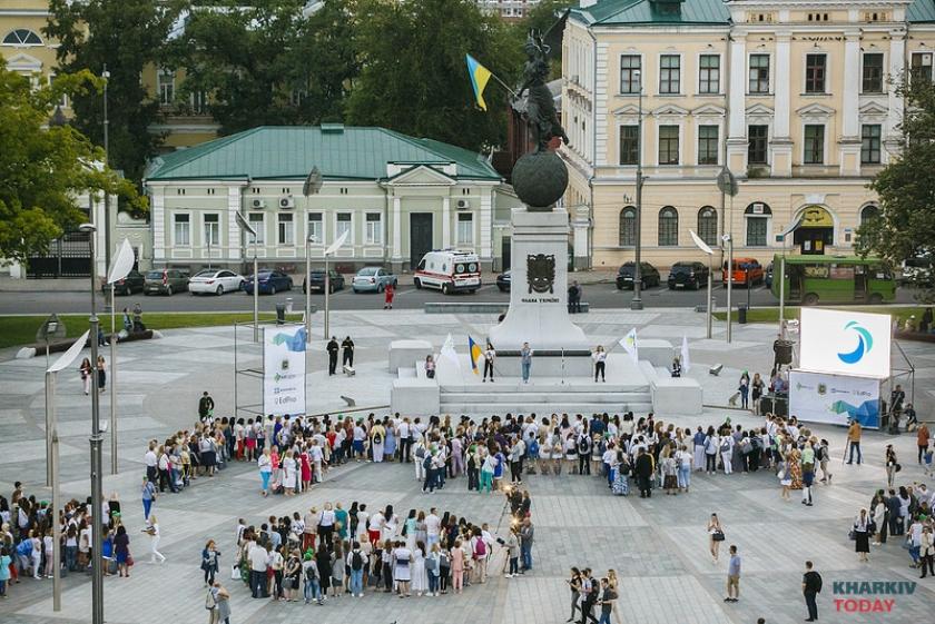 Учителя со всей Украины установили национальный рекорд в Харькове. Фото: Кjнстантин Чегринский / KHARKIV TodayУчителя со всей Украины установили национальный рекорд в Харькове. Фото: Кjнстантин Чегринский / KHARKIV Today