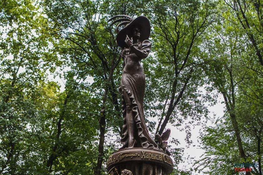 В сквере на Тринклера открыли памятник Гурченко.