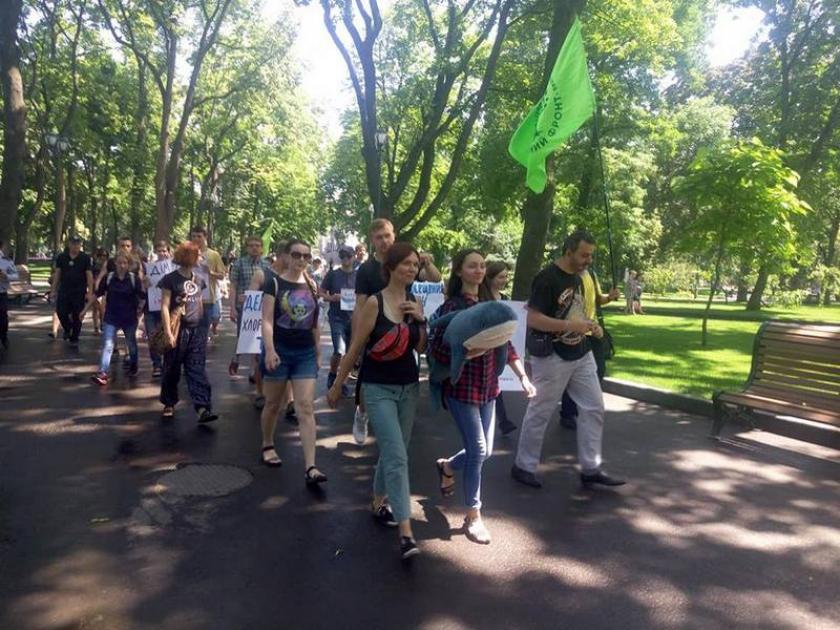 Зоозащитники требуют закрыть дельфинарии в Украине.