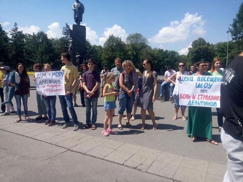 Зоозащитники требуют закрыть дельфинарии в Украине. Фото: Марина Суркова/Facebook