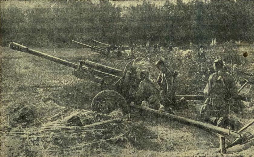 Северо-западнее Харькова. Артиллеристы батареи старшего лейтенанта Поросятникова ведут огонь, «Комсомольская правда» 27 августа 1943 года.