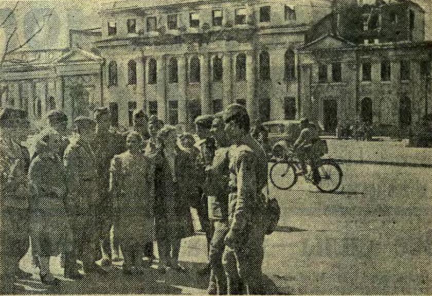 Харьковский Дворец пионеров. Это было одно из самых красивых зданий города. Перед уходом из Харькова немцы взорвали дворец, «Комсомольская правда» 25 августа 1943 года.