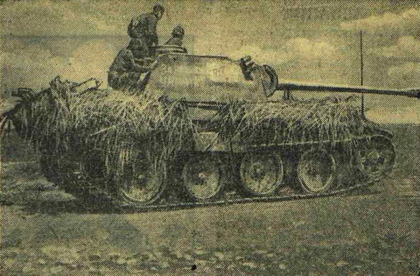 В районе Харькова. Наши танкисты готовят трофейный немецкий танк «тигр» к бою, «Красная Звезда» 26 августа 1943 года.