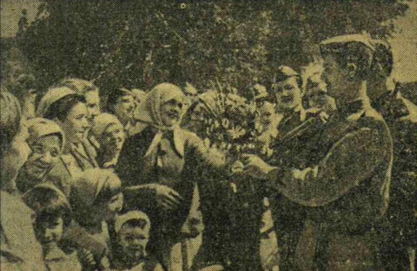 Харьковчане радостно встречают своих победителей, «Красная Звезда» 24 августа 1943 года. Однако эту фотографию нельзя идентифицировать как снятую в Харькове.