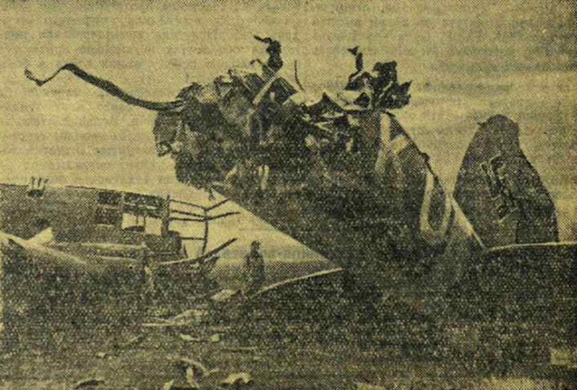 В Харькове. Немецкий бомбардировщик, сбитый нашими истребителями, «Красная Звезда» 25 августа 1943 год.