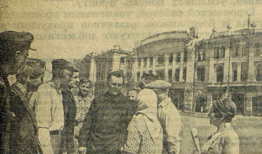 На улицах города Харькова. Председатель горисполкома тов. Селиванов с жителями города, «Известия» 25 августа 1943 год