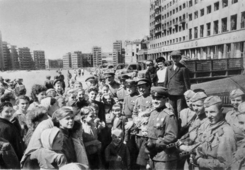 Встреча харьковчан с воинами-освободителями на пл. Дзержинского в Харькове. 30 августа 1943 года.