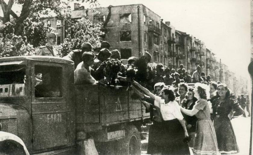 Встреча жителей Харькова с войсками Красной армии, освобождавшими город. 30 августа 1943 года.