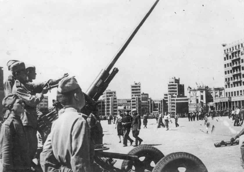 Зенитчики на площади Дзержинского, угроза авианалета во время митинга была актуальна.