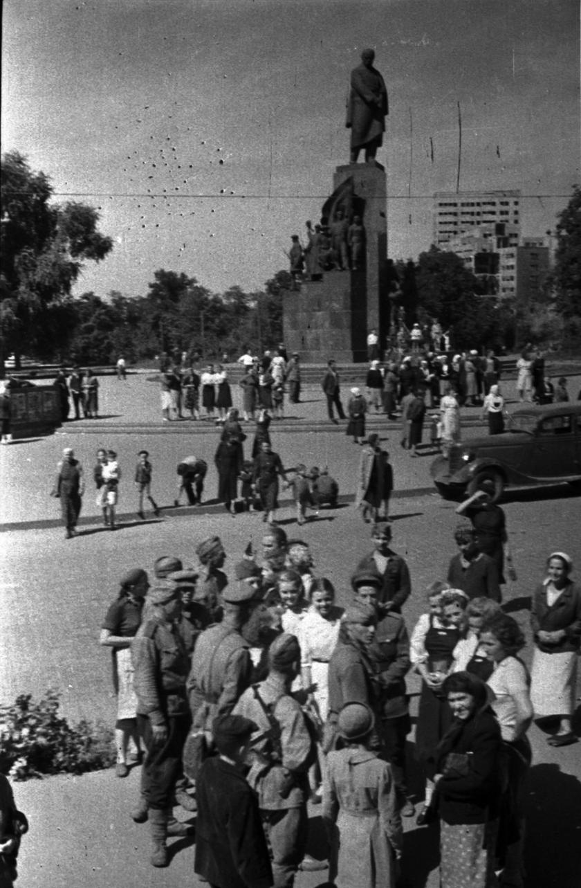 Жители города Харькова у памятника Шевченко. 30 августа 1943 года.