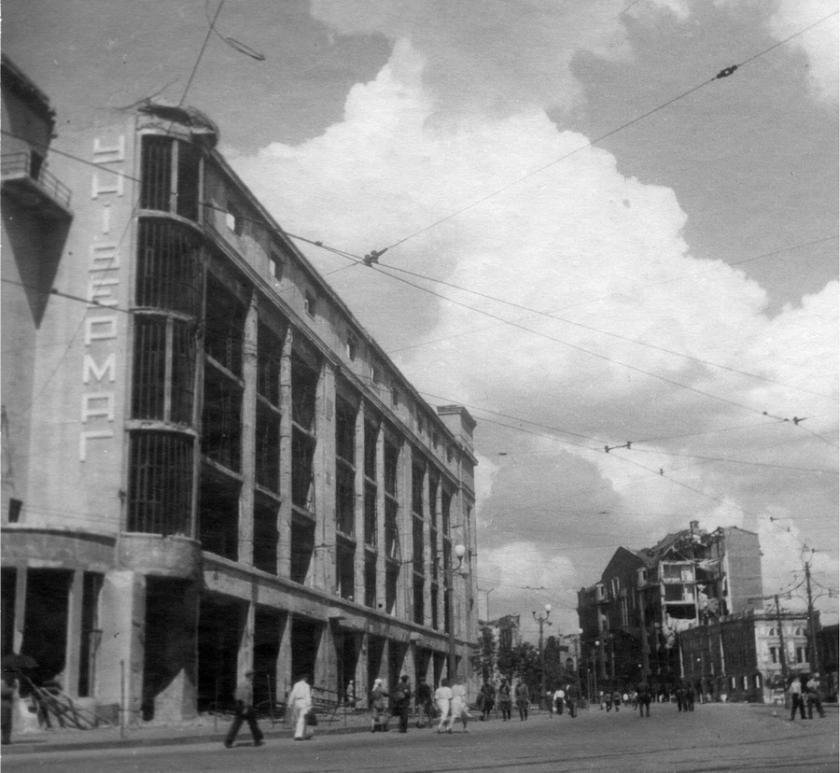 Жители Харькова на площади Розы Люксембург. 30 августа 1943 года.