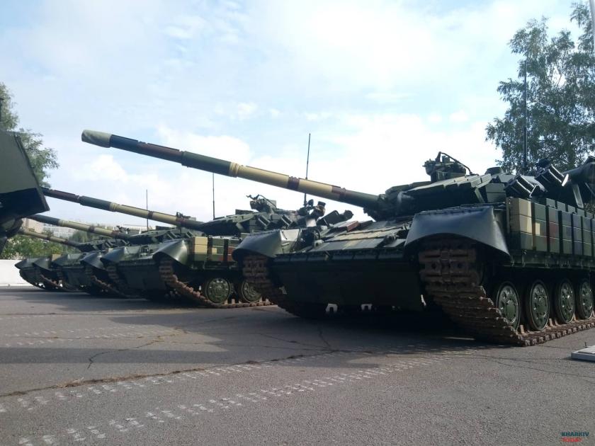 В Харькове передали ВСУ пять БТРов и 16 танков. Фото: KHARKIV Today