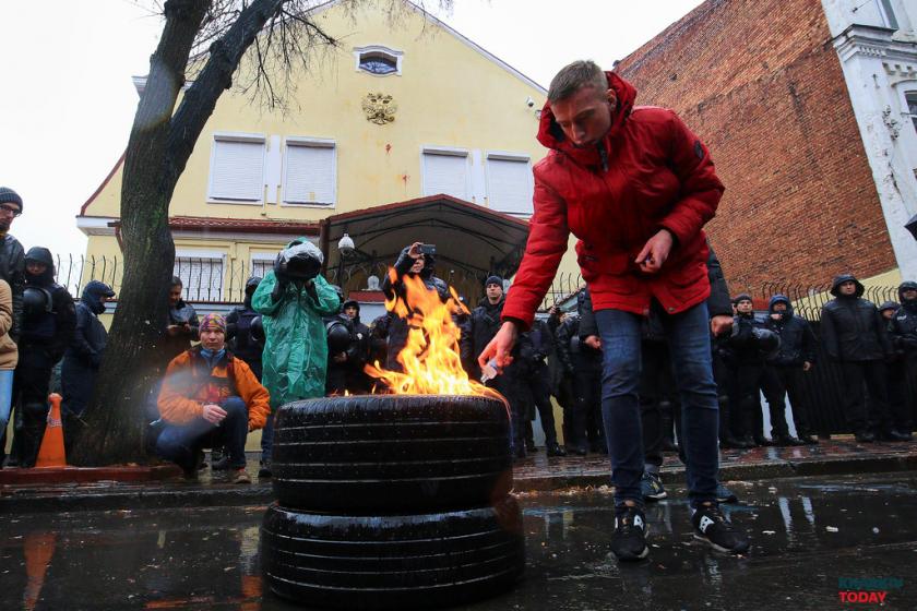 У здания консульства на Максимиллиановской собрались около 100 человек. Фото: Сергей Козлов.