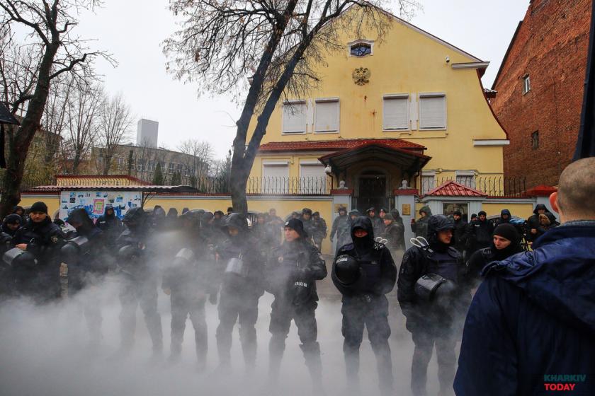 Здание консульства охраняла Нацгвардия и полиция. Фото: Сергей Козлов.