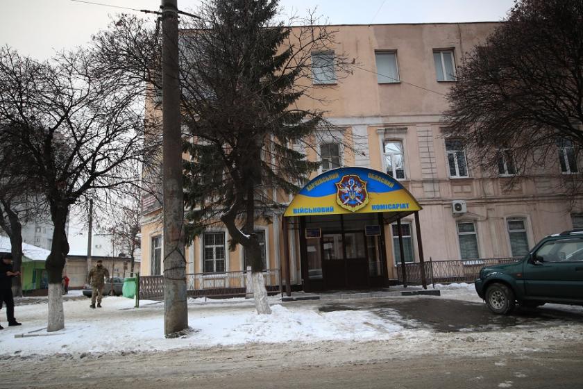 В Харьковский областной военкомат пришли около 100 военнослужащих-резервистов.