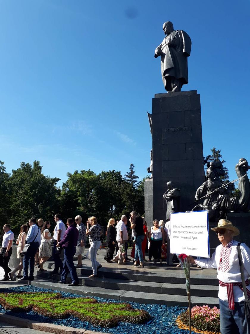 памятник Шевченко День памяти погибших. Фото: KHARKIV Today памятник Шевченко День памяти погибших. Фото: KHARKIV Today