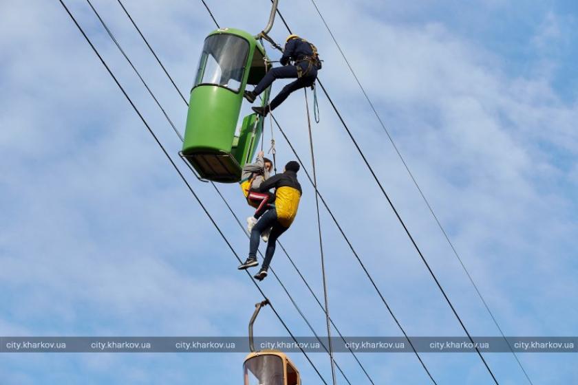 учения спасателей на канатной дороге. Фото: Харьковский горсовет