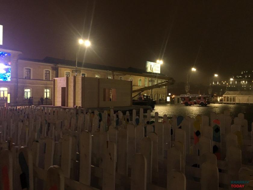 Дом для Деда Мороза устанавливают на площади. Фото: Владлен Садыков / KHARKIV Today