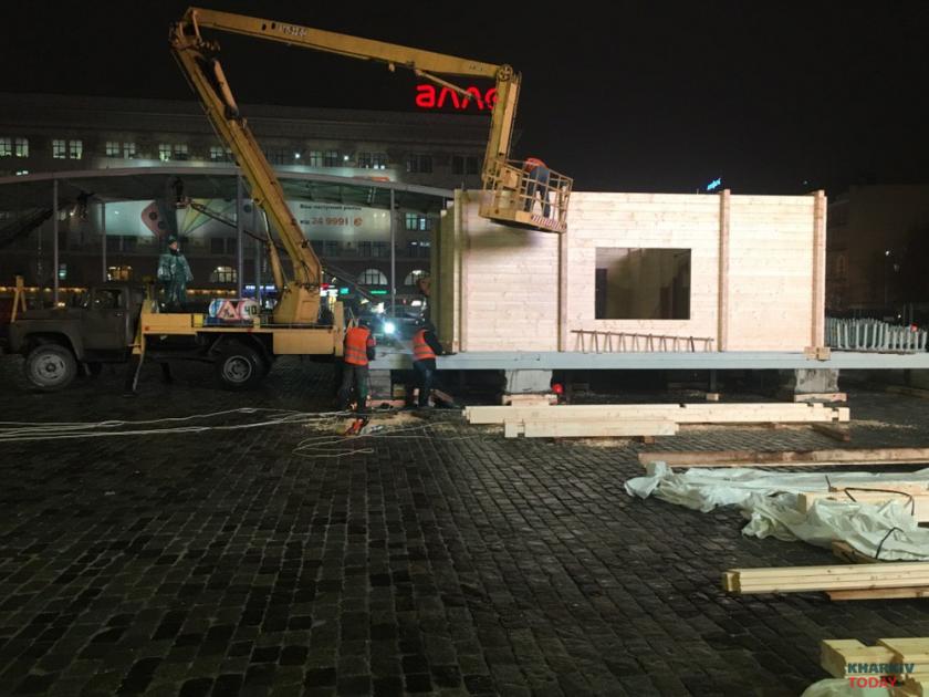 Дом для Деда Мороза устанавливают на площади. Фото: Владлен Садыков / KHARKIV Today