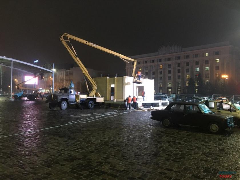 Дом для Деда Мороза устанавливают на площади. Фото: Владлен Садыков / KHARKIV Today