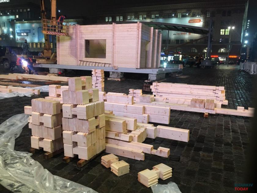 Дом для Деда Мороза устанавливают на площади. Фото: Владлен Садыков / KHARKIV Today