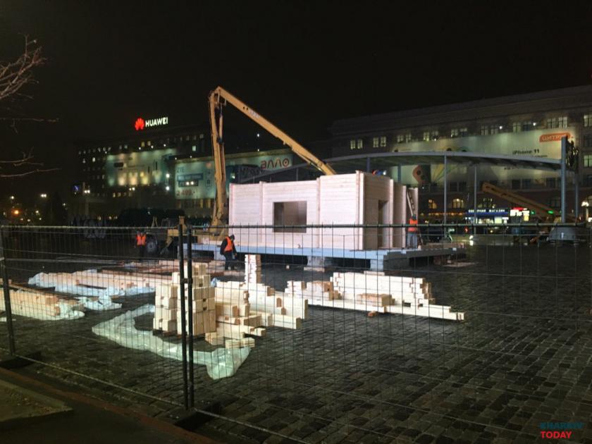 Дом для Деда Мороза устанавливают на площади. Фото: Владлен Садыков / KHARKIV Today