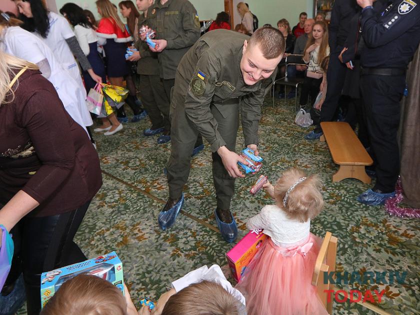 Курсанты Нацгвардии в Областном доме ребенка №2. Фото: Сергей Козлов/KHARKIV Today