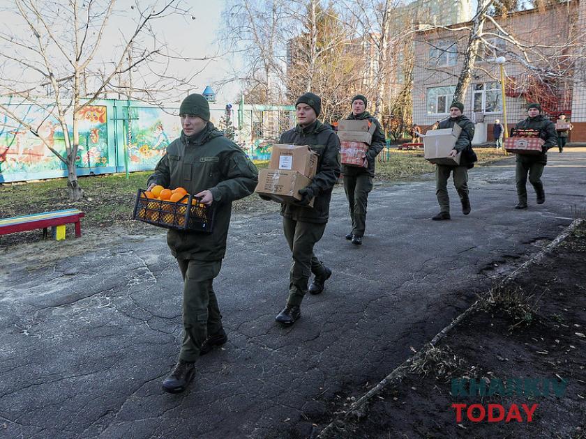 Курсанты Нацгвардии в Областном доме ребенка №2. Фото: Сергей Козлов/KHARKIV Today