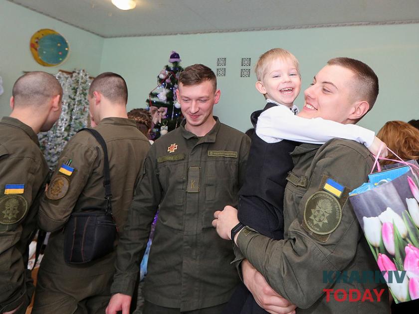 Курсанты Нацгвардии в Областном доме ребенка №2. Фото: Сергей Козлов/KHARKIV Today