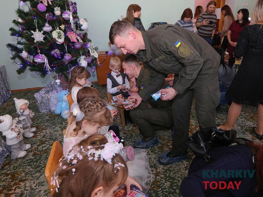 Курсанты Нацгвардии в Областном доме ребенка №2. Фото: Сергей Козлов/KHARKIV Today