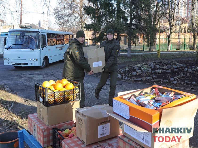 Курсанты Нацгвардии в Областном доме ребенка №2. Фото: Сергей Козлов/KHARKIV Today