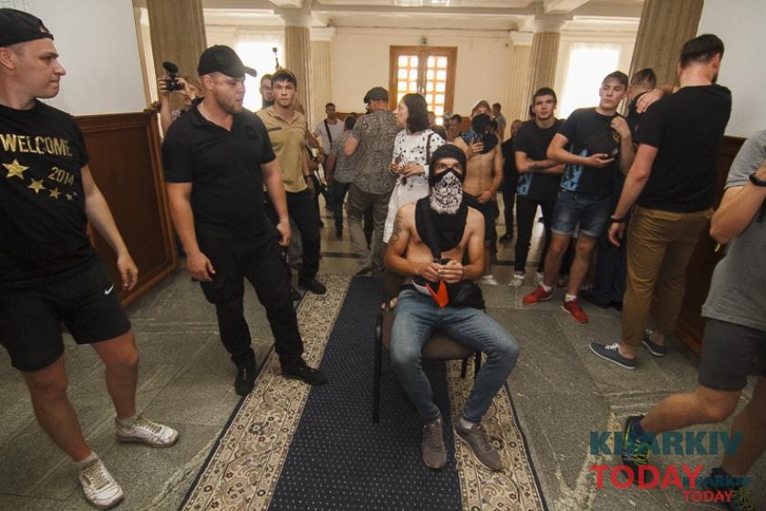 Кернес почему-то считает, что люди пришли по команде Носача. Фото: KHARKIV Today.